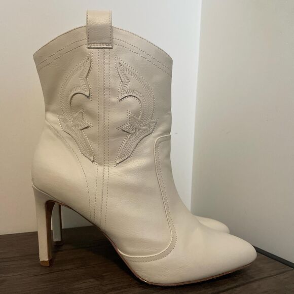 BCBG Cream Color Western Style Boots with 3.5" Heel Women's Size 8.5 - Picture 1 of 8
